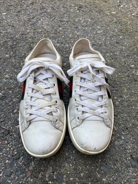 Gucci White Leather Low-Top Sneakers with Green & Red Web